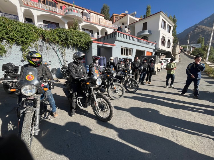 This image has an empty alt attribute; its file name is 04-caravan-sarai-moving-off.jpg