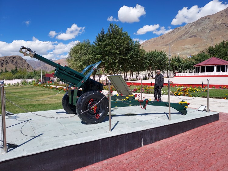 This image has an empty alt attribute; its file name is 06-kargil-war-memorial.jpg
