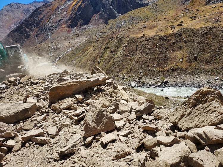 This image has an empty alt attribute; its file name is road-works-along-the-way-3.jpg